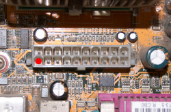 Conector ATX12V ATX2.03 en placa base